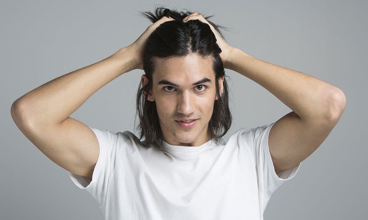 Si buscas un peinado despeinado para hombre y tienes el pelo largo, cualquiera de los productos de fijación de L’Oréal Men Expert te ayudará a moldear tu cabello dándole un aspecto messy.